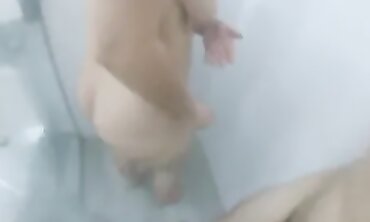 Mia Khalifa y DiablaLatinaTour en Baño con Prostituta Madura Venezolana