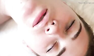 Cili Gets an Orgasmic Oil Massage from Bombshell