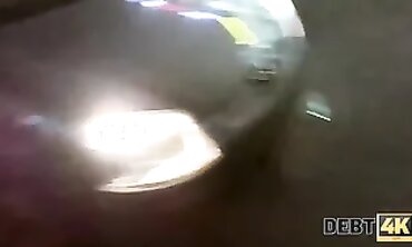 DEBT4k: El agente de la deuda visita a Eveline Dellai en su casa