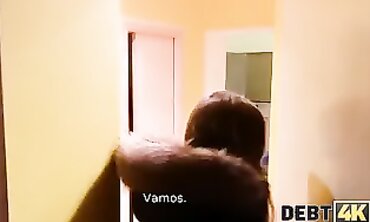 DEBT4k: El agente de la deuda visita a Eveline Dellai en su casa