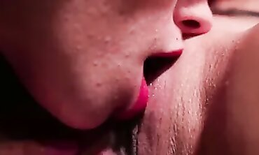 Grey: Deux Cougar se Partagent une Grosse Bite
