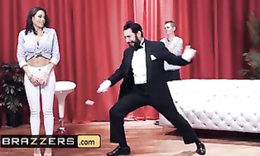 Thicc Housewife Luna Starlet Seduces The Magician
