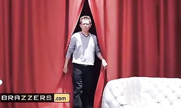 Thicc Housewife Luna Starlet Seduces The Magician