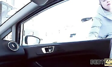 DEBT4k: La chica con un préstamo pide una felación en público