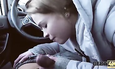 DEBT4k: La chica con un préstamo pide una felación en público