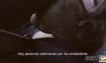 DEBT4k: La chica con un préstamo pide una felación en público
