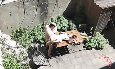 Nadine Cays wird im Verborgenen auf der Terrasse von einem älteren Mann gefickt