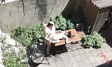 Nadine Cays wird im Verborgenen auf der Terrasse von einem älteren Mann gefickt