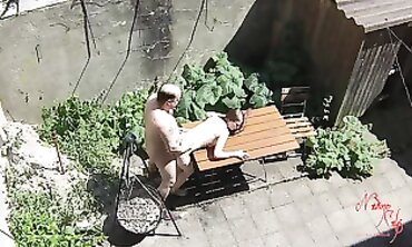 Nadine Cays wird im Verborgenen auf der Terrasse von einem älteren Mann gefickt