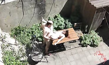 Nadine Cays wird im Verborgenen auf der Terrasse von einem älteren Mann gefickt