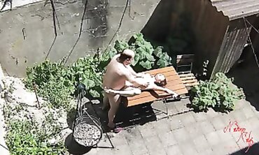Nadine Cays wird im Verborgenen auf der Terrasse von einem älteren Mann gefickt