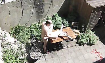 Nadine Cays wird im Verborgenen auf der Terrasse von einem älteren Mann gefickt