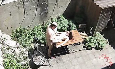 Nadine Cays wird im Verborgenen auf der Terrasse von einem älteren Mann gefickt