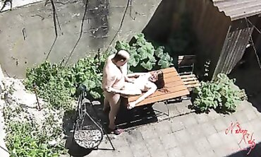 Nadine Cays wird im Verborgenen auf der Terrasse von einem älteren Mann gefickt