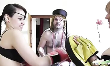 Latina Boxeadora con Grandes Tetas Naturales y Medias