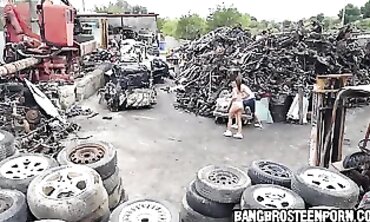 Fit Babe Gets Screwed in Her Booty at Junk Junction