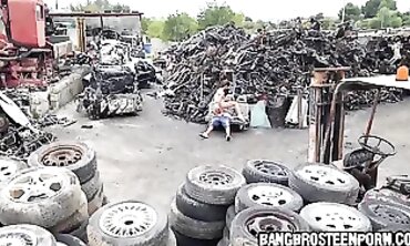 Fit Babe Gets Screwed in Her Booty at Junk Junction