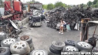 Fit Babe Gets Screwed in Her Booty at Junk Junction