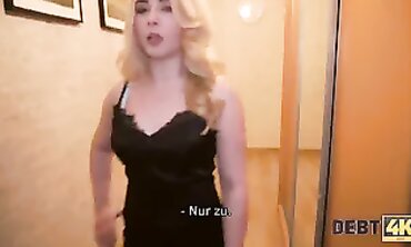 DEBT4k. Maria dient lustvollen Sammlern um ihre Schulden loszuwerden