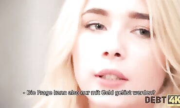 DEBT4k. Maria dient lustvollen Sammlern um ihre Schulden loszuwerden
