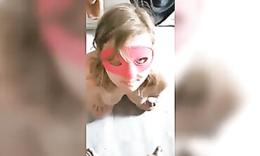 Une Menue Blonde Dévore le Bite de Papa