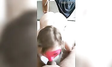 Une Menue Blonde Dévore le Bite de Papa