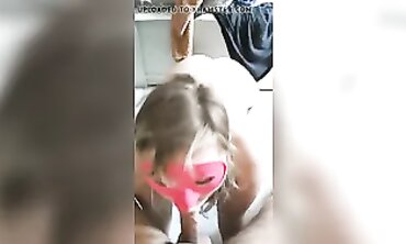 Une Menue Blonde Dévore le Bite de Papa