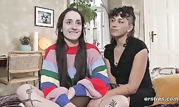 Lexi und Katie A. in rosaroter Dessous-Verführung