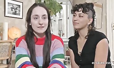 Lexi und Katie A. in rosaroter Dessous-Verführung