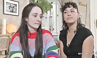 Lexi und Katie A. in rosaroter Dessous-Verführung