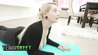 Plump Blondie Hasway Hayze - Sexy Babe Gives up Yoga Pants to Get Fucked