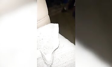 Freindly Stranger Helps Bride-to-be With Wedding Dress Malfunction