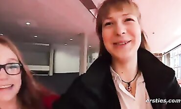 Riskantes Lesbensex in der Bibliothek