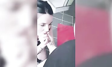 Elle me rejoint pour me tailler une stiffy après les cours
