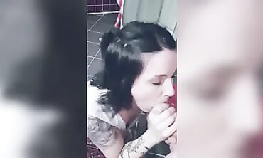Elle me rejoint pour me tailler une stiffy après les cours