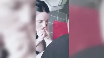 Elle me rejoint pour me tailler une stiffy après les cours