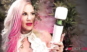 Tattooed Evilyn Masturbates With Vibrator