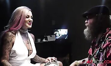 Tattooed Evilyn Masturbates With Vibrator