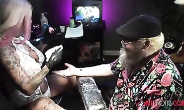 Tattooed Evilyn Masturbates With Vibrator