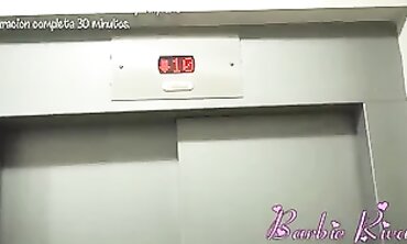 Mi vecina me invita a la terraza mientras toma el sol
