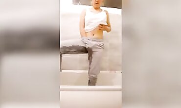 Minxycee Squirts and Pees in a British Fetish Scene