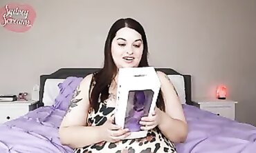 Sydney Screams Unboxes the Avant D2 Vibro