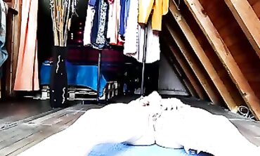 Princess Leia Stretching Yoga Session - Fitness Guru Teaches You How To Become A Jedi