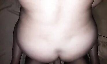 بنت الجيران تحبسه في العزبة وتدخلها من الخلف