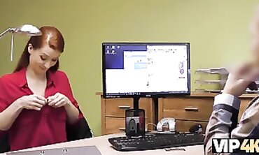 Isabella: Su Honeypot Afeitada en la Oficina