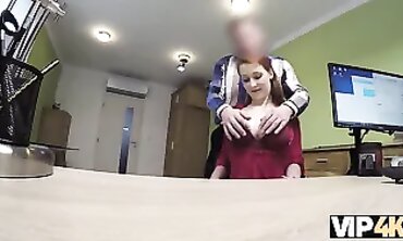 Isabella: Su Honeypot Afeitada en la Oficina
