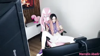 Plump Streamer Gets Anal and Pussy Action