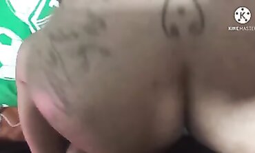 Me regala su rico booty.