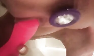 Splashing Load - she Have fun with a Electro-hitachi inwards the Bathroom while