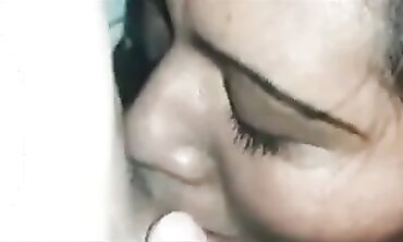LA VECINA MAMADORA QUE NO QUERIA CHUPARMELA